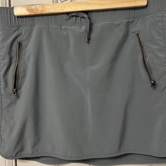 Athleta gray skort with two zippered pockets. - Picture 3 of 6